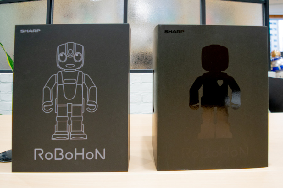 新旧ロボホン徹底比較！ 足の角度や立ち上がり方、座り方、逆立ちも違う