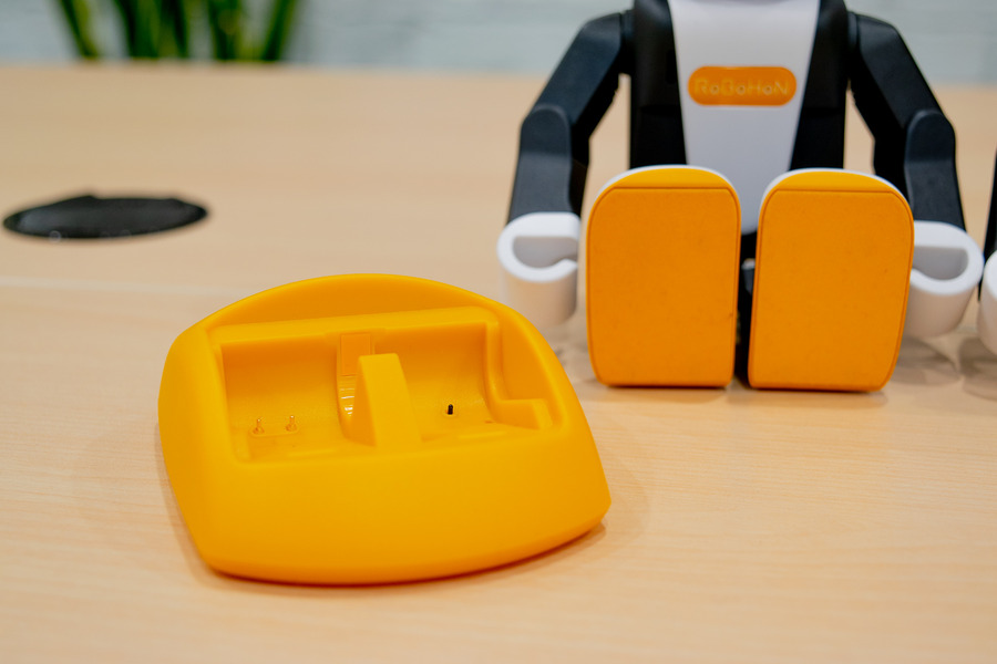 新旧ロボホン徹底比較！ 足の角度や立ち上がり方、座り方、逆立ちも違う