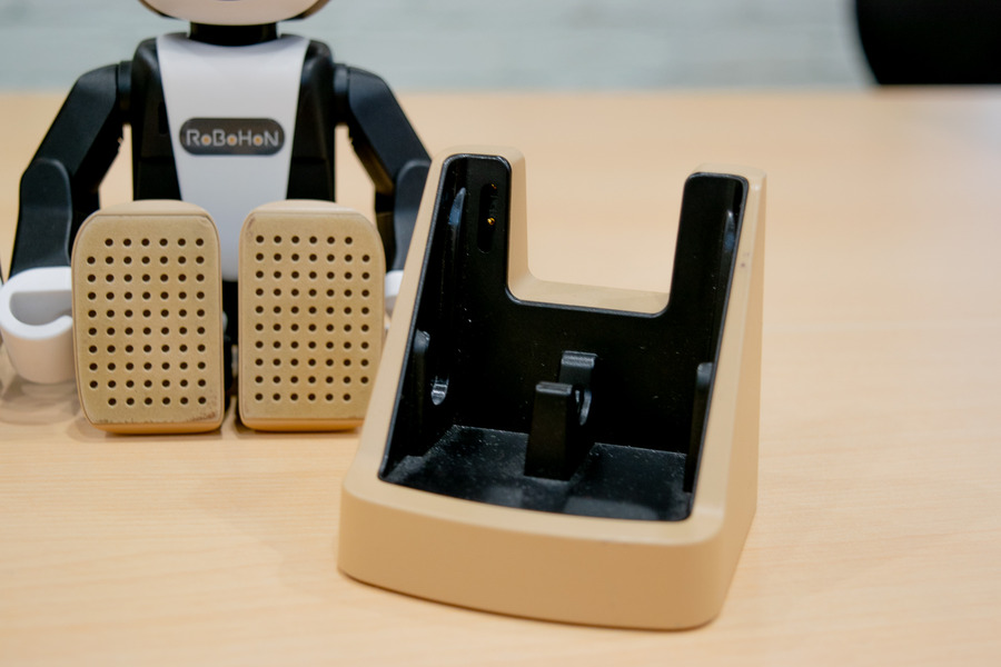 新旧ロボホン徹底比較！ 足の角度や立ち上がり方、座り方、逆立ちも違う