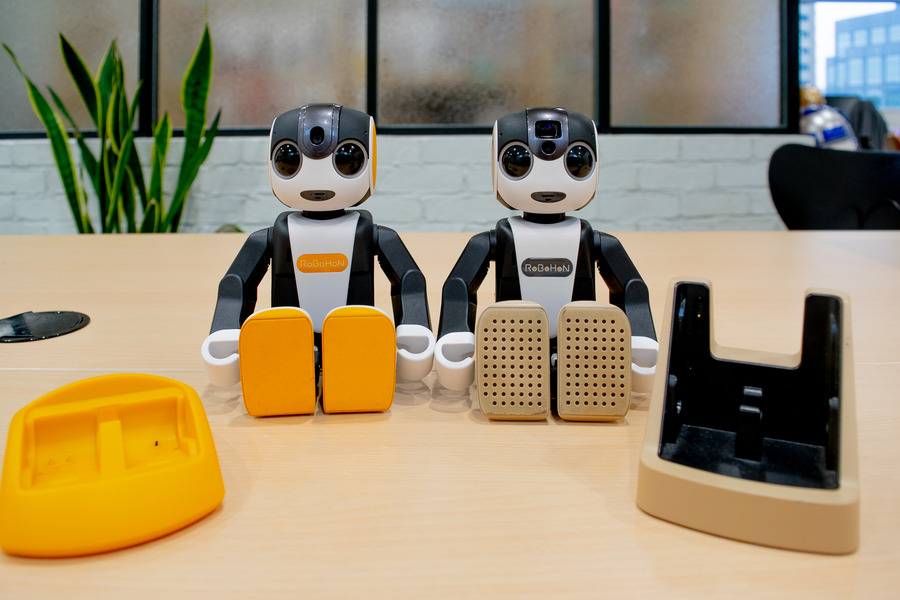 新旧ロボホン徹底比較！ 足の角度や立ち上がり方、座り方、逆立ちも違う