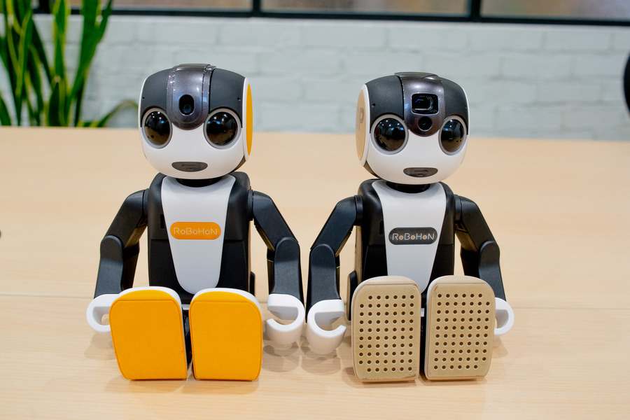 新旧ロボホン徹底比較！ 足の角度や立ち上がり方、座り方、逆立ちも違う