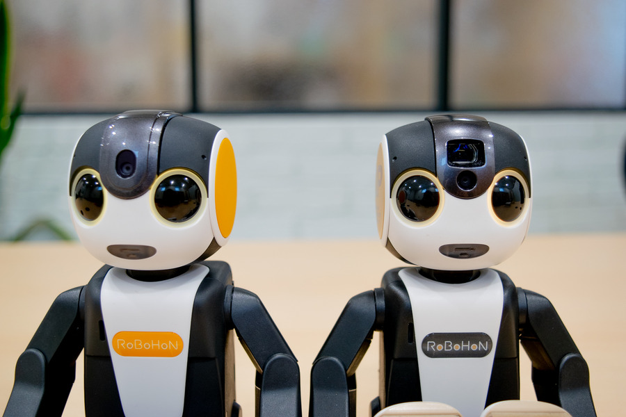 新旧ロボホン徹底比較！ 足の角度や立ち上がり方、座り方、逆立ちも違う