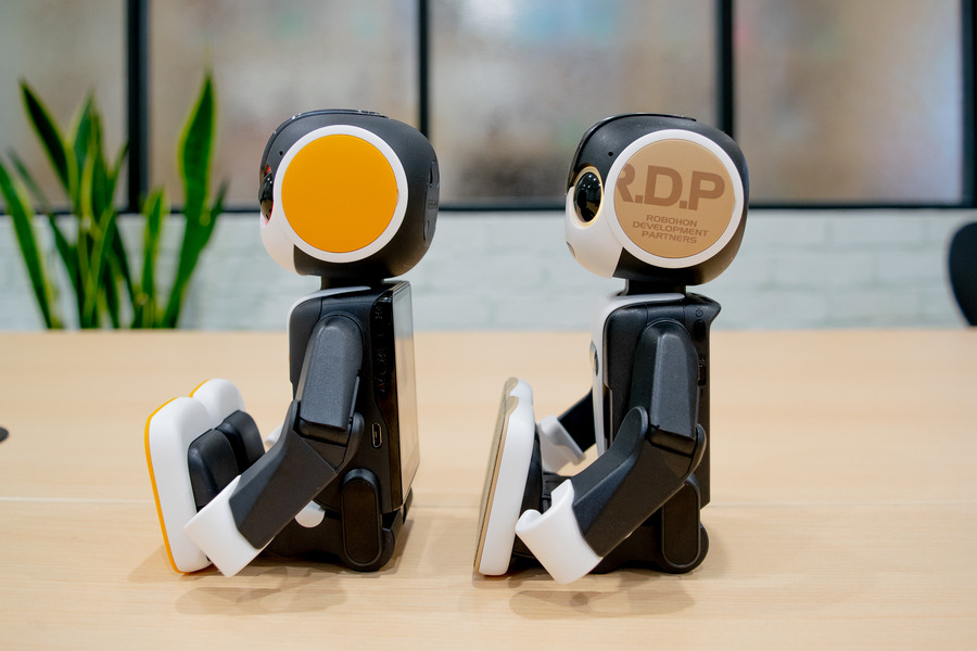 新旧ロボホン徹底比較！ 足の角度や立ち上がり方、座り方、逆立ちも違う