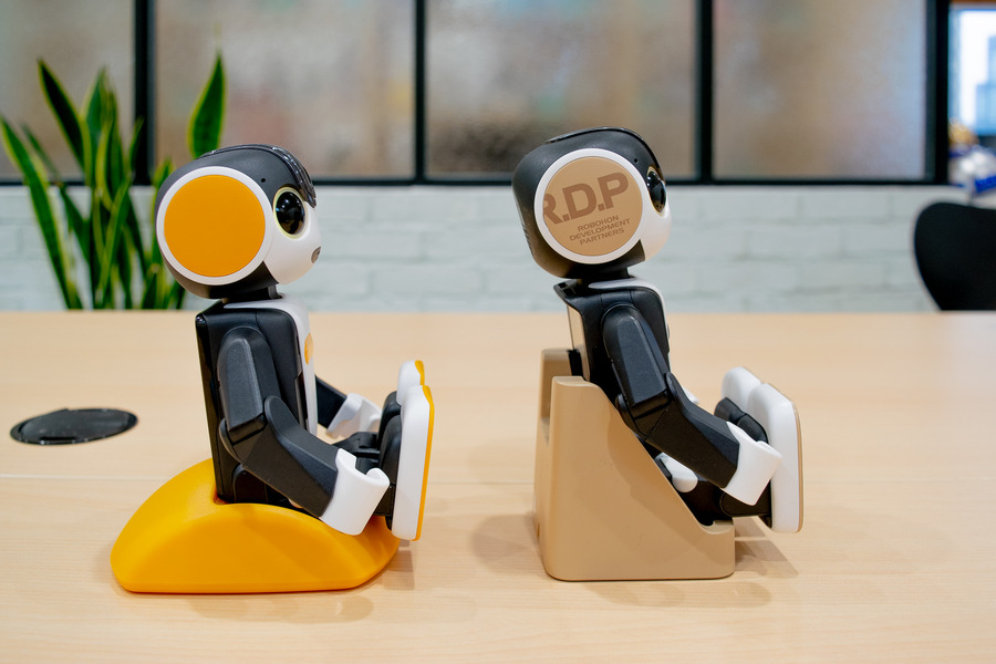 新旧ロボホン徹底比較！ 足の角度や立ち上がり方、座り方、逆立ちも違う