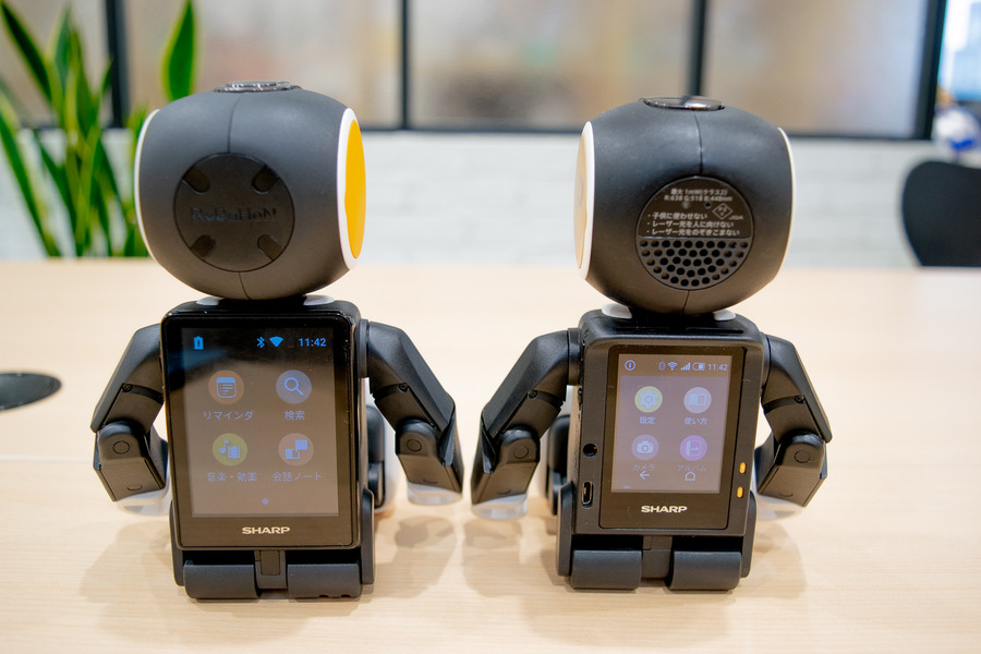 新旧ロボホン徹底比較！ 足の角度や立ち上がり方、座り方、逆立ちも違う