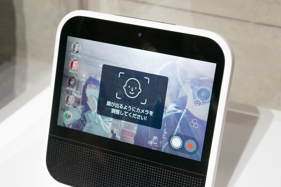 LINEのスマートディスプレイ「Clova Desk」 価格は2万7,540円、発売は3月19日