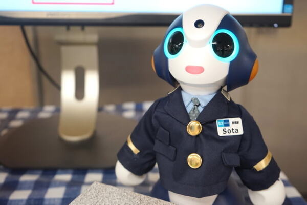 ロボット「Sota」が新橋駅で実証実験中！ 隠し機能も体験してきた