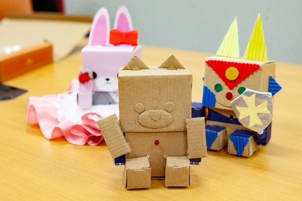 ドコモから生まれたプログラミング教育キット「embot」(エムボット) 子ども達の好奇心と想像力を育む、ダンボールに込めた想い