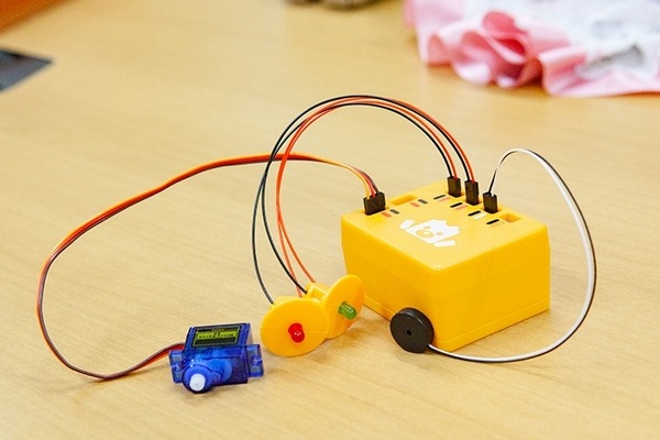 ドコモから生まれたプログラミング教育キット「embot」(エムボット) 子ども達の好奇心と想像力を育む、ダンボールに込めた想い