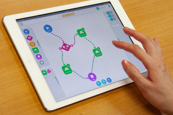 ドコモから生まれたプログラミング教育キット「embot」(エムボット) 子ども達の好奇心と想像力を育む、ダンボールに込めた想い