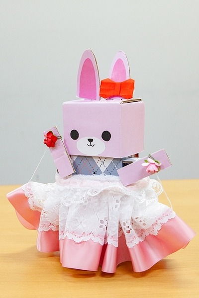 ドコモから生まれたプログラミング教育キット「embot」(エムボット) 子ども達の好奇心と想像力を育む、ダンボールに込めた想い