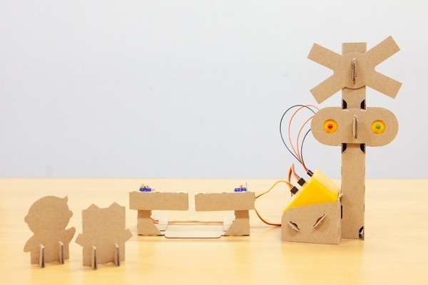 ドコモから生まれたプログラミング教育キット「embot」(エムボット) 子ども達の好奇心と想像力を育む、ダンボールに込めた想い