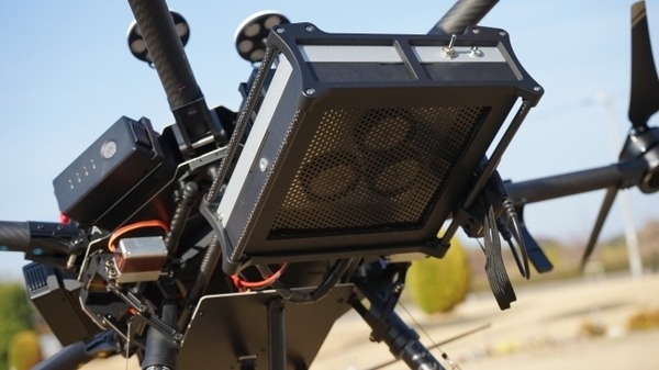 上空150mのドローンからアナウンスが聞こえる　圧電スピーカーを搭載したアナウンサードローンの威力