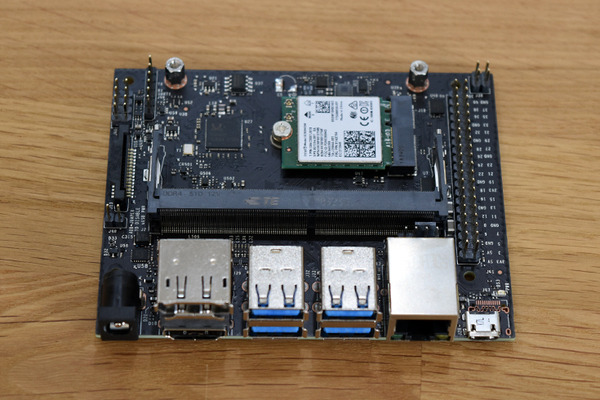 小型の最新AIコンピュータ「NVIDIA Jetson Nano」レビュー(1) 開封の儀