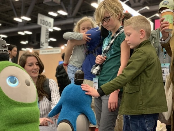 GROOVE Xが家族型ロボットLOVOTを「SXSW 2019」に出展　ストレスが軽減されるとの回答は7割超え