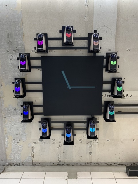 Xperia Hello!が12体で時計を表現！ ロックバンド「Suchmos」のニューアルバムとコラボ