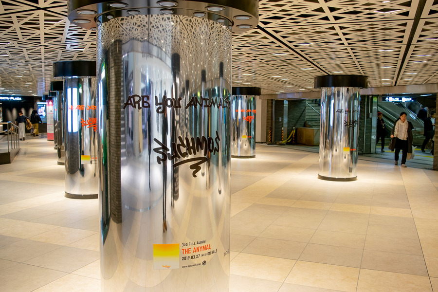 Xperia Hello!が12体で時計を表現！ ロックバンド「Suchmos」のニューアルバムとコラボ