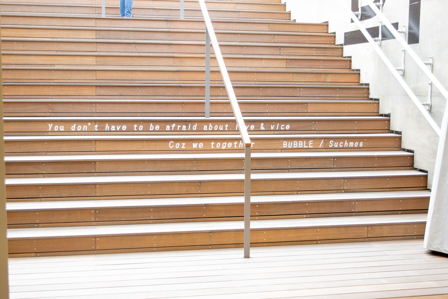 Xperia Hello!が12体で時計を表現！ ロックバンド「Suchmos」のニューアルバムとコラボ