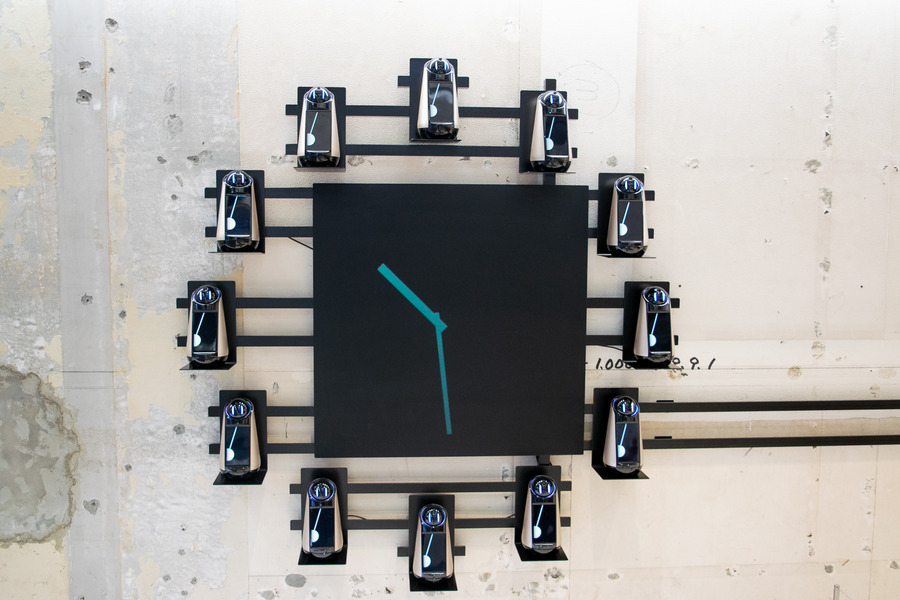 Xperia Hello!が12体で時計を表現！ ロックバンド「Suchmos」のニューアルバムとコラボ