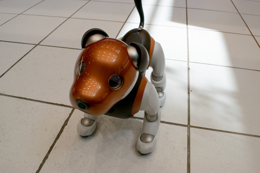 Xperia Hello!が12体で時計を表現！ ロックバンド「Suchmos」のニューアルバムとコラボ