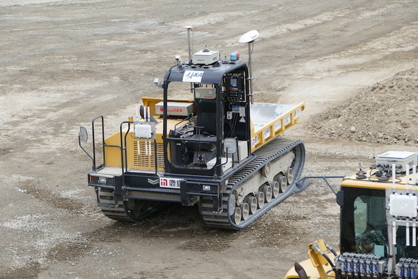 JAXAと鹿島、自動化建機による月面拠点の建設を想定したデモを公開　次世代の土木施工を目指して培った技術を宇宙へ