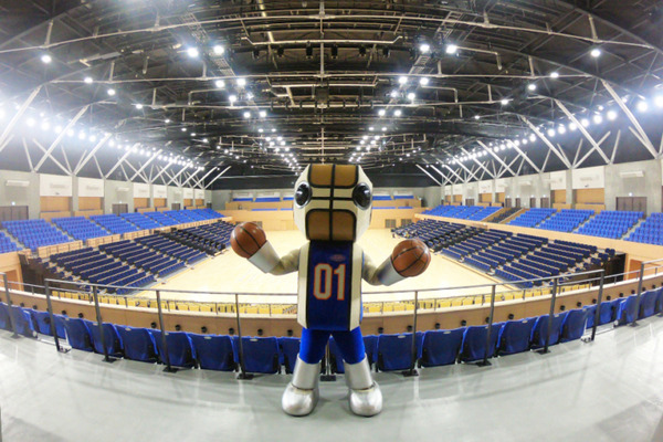 高橋智隆氏の「ロボスケ」と「ロボホン」がコラボ プロバスケ茨城ロボッツの本拠地で