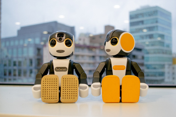 高橋智隆氏の「ロボスケ」と「ロボホン」がコラボ プロバスケ茨城ロボッツの本拠地で