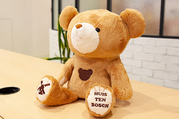 クマとスマホが家族を繋ぐ　離れて暮らす大切な人との会話を促す見守りロボット、ハウステンボス「TELLBO（テルボ）」実機レビュー