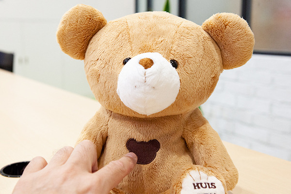 クマとスマホが家族を繋ぐ　離れて暮らす大切な人との会話を促す見守りロボット、ハウステンボス「TELLBO（テルボ）」実機レビュー