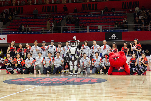 Bリーグ会場にトヨタのロボットが集結(1) 「T-HR3」が滑らかなダンスパフォーマンスを披露！アルバルク東京のホームゲームで