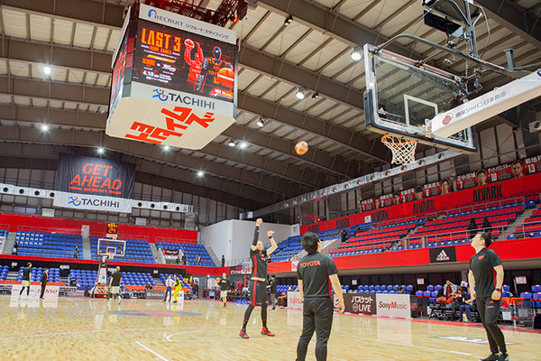 Bリーグ会場にトヨタのロボットが集結(1) 「T-HR3」が滑らかなダンスパフォーマンスを披露！アルバルク東京のホームゲームで