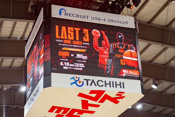 Bリーグ会場にトヨタのロボットが集結(1) 「T-HR3」が滑らかなダンスパフォーマンスを披露！アルバルク東京のホームゲームで