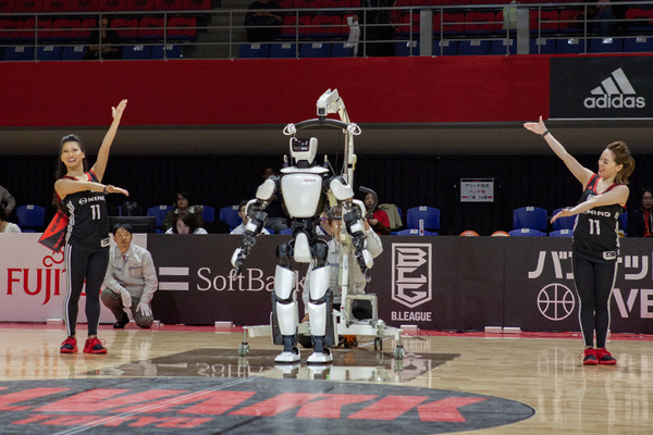 Bリーグ会場にトヨタのロボットが集結(1) 「T-HR3」が滑らかなダンスパフォーマンスを披露！アルバルク東京のホームゲームで
