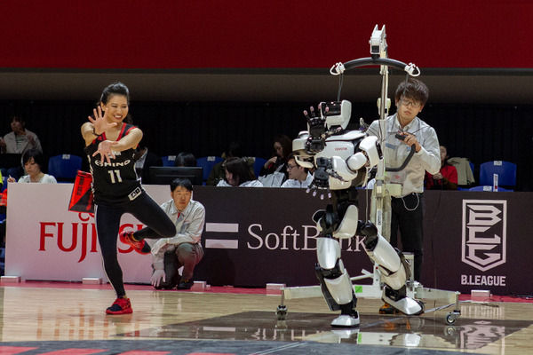 Bリーグ会場にトヨタのロボットが集結(1) 「T-HR3」が滑らかなダンスパフォーマンスを披露！アルバルク東京のホームゲームで