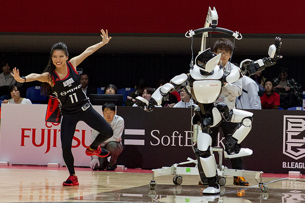 Bリーグ会場にトヨタのロボットが集結(1) 「T-HR3」が滑らかなダンスパフォーマンスを披露！アルバルク東京のホームゲームで