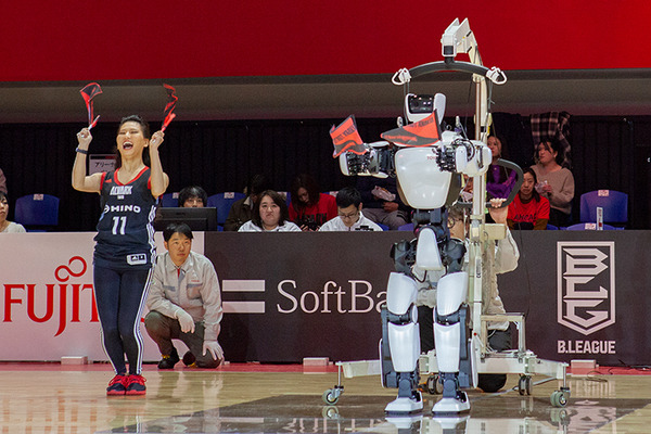 Bリーグ会場にトヨタのロボットが集結(1) 「T-HR3」が滑らかなダンスパフォーマンスを披露！アルバルク東京のホームゲームで