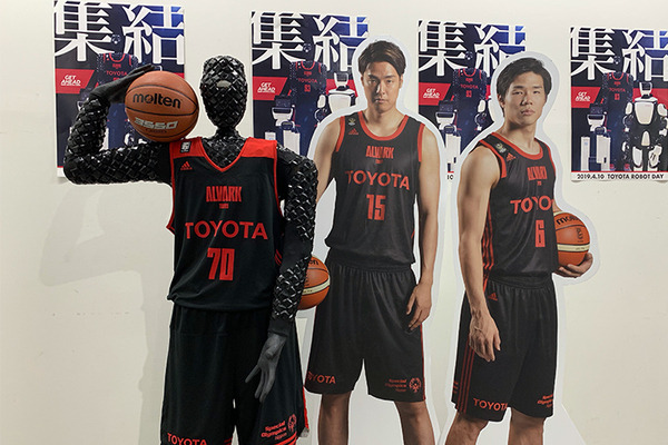 Bリーグ会場にトヨタのロボットが集結(2) スラムダンク桜木花道がモデルの「CUE3」がセンターサークルからのシュートに初挑戦！