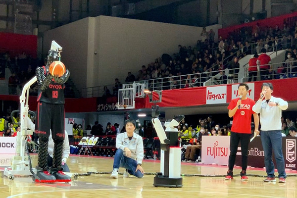 Bリーグ会場にトヨタのロボットが集結(2) スラムダンク桜木花道がモデルの「CUE3」がセンターサークルからのシュートに初挑戦！