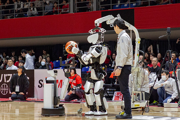 Bリーグ会場にトヨタのロボットが集結(2) スラムダンク桜木花道がモデルの「CUE3」がセンターサークルからのシュートに初挑戦！