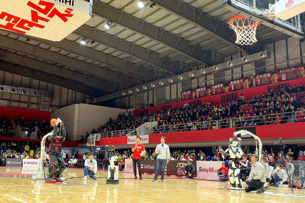 Bリーグ会場にトヨタのロボットが集結(2) スラムダンク桜木花道がモデルの「CUE3」がセンターサークルからのシュートに初挑戦！