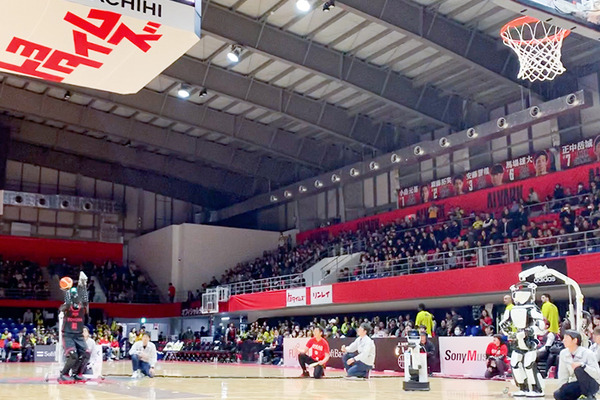 Bリーグ会場にトヨタのロボットが集結(2) スラムダンク桜木花道がモデルの「CUE3」がセンターサークルからのシュートに初挑戦！