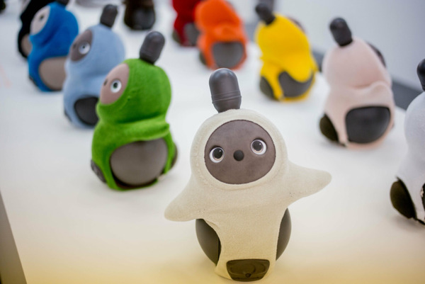 家族型ロボット「LOVOT（らぼっと）」の洋服の価格は？ お着替え体験もスタート！