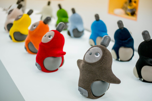 家族型ロボット「LOVOT（らぼっと）」の洋服の価格は？ お着替え体験もスタート！