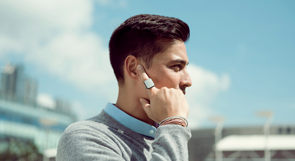 指を耳にあてて通話したり、音声エージェントと連携する指輪型スマートデバイス「ORII（オリー）」