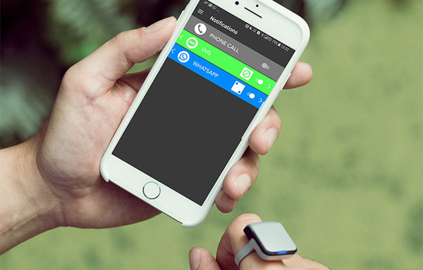 指を耳にあてて通話したり、音声エージェントと連携する指輪型スマートデバイス「ORII（オリー）」