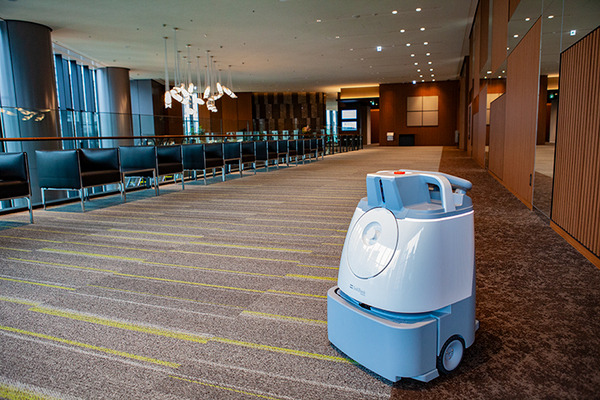 ソフトバンクロボティクスのAI清掃ロボット「Whiz」は人手不足を解消するか　赤坂インターシティAIRで効果を聞く