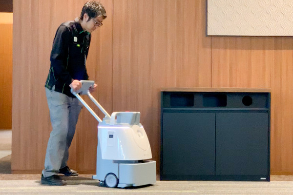ソフトバンクロボティクスのAI清掃ロボット「Whiz」は人手不足を解消するか　赤坂インターシティAIRで効果を聞く