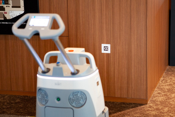 ソフトバンクロボティクスのAI清掃ロボット「Whiz」は人手不足を解消するか　赤坂インターシティAIRで効果を聞く