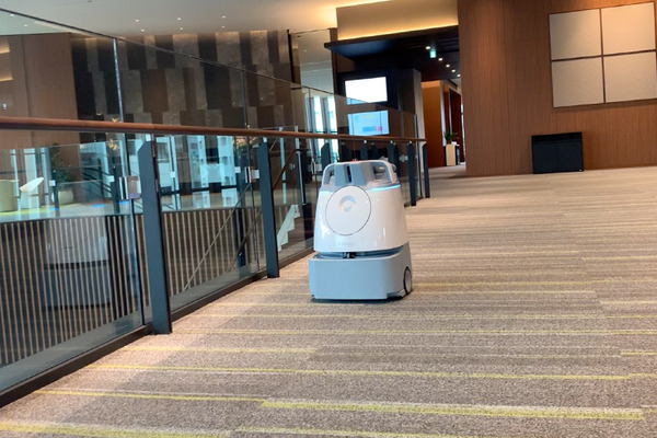 ソフトバンクロボティクスのAI清掃ロボット「Whiz」は人手不足を解消するか　赤坂インターシティAIRで効果を聞く