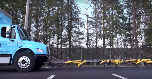 トラックを引く10体の「SpotMini」 ボストン・ダイナミクスが新たな動画を公開